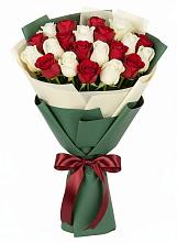 Букет Микс из красных и белых роз в Сандово