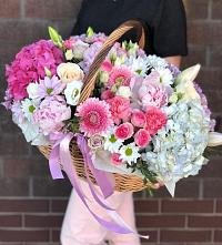 Цветочная композиция из Розы, Хризантемы, Пионы и Лизиантусы в корзине в Сандово