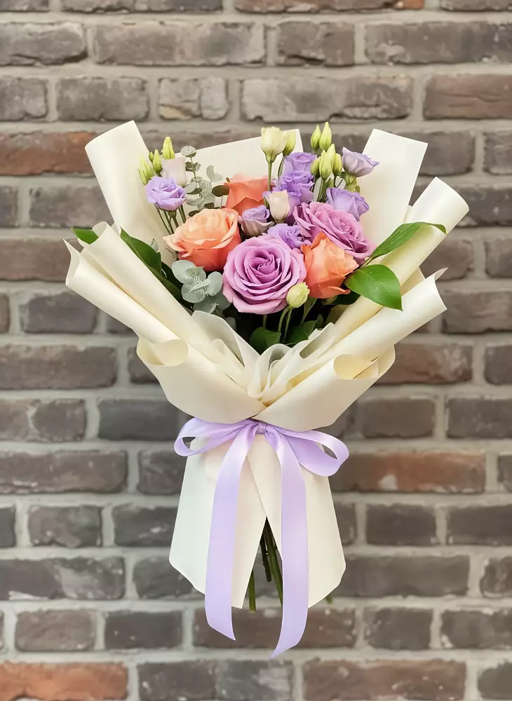 Букет цветов из: Лизиантусы и Розы в Сандово