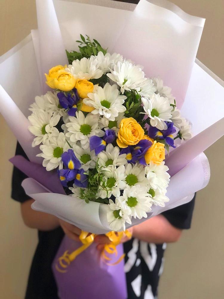 Букет цветов из: Ирисы, Хризантемы и Розы в Сандово