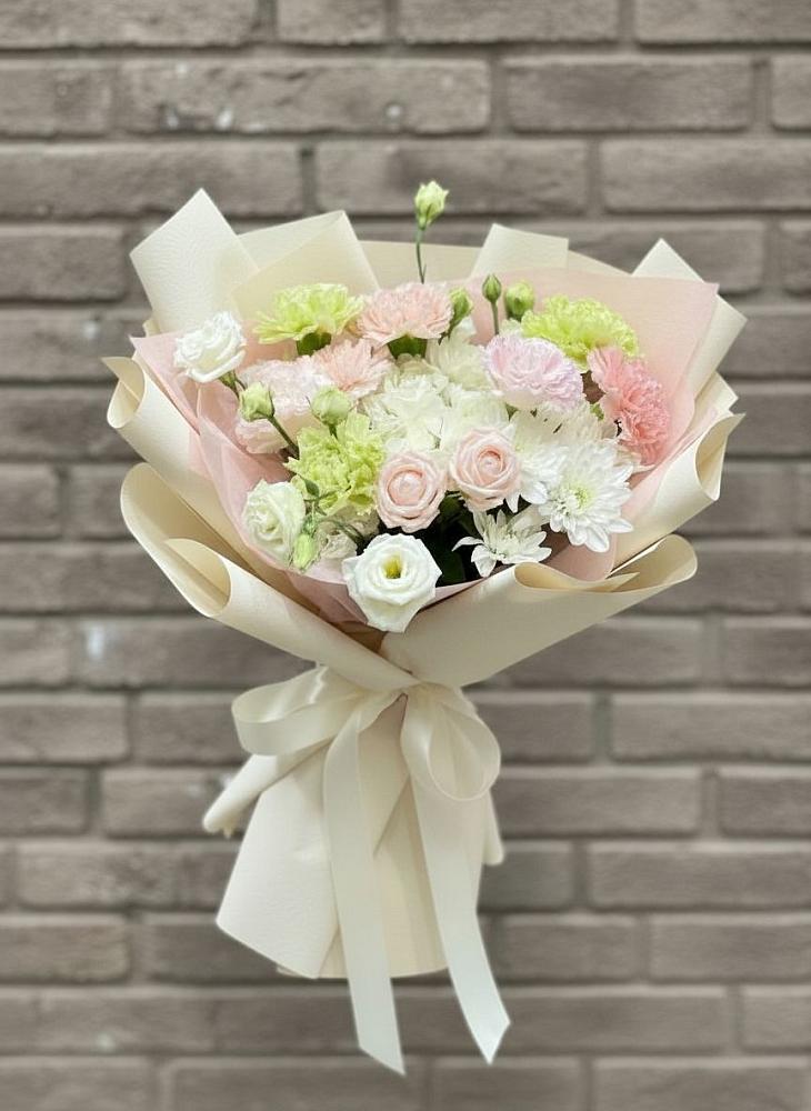 Букет цветов из: Гвоздики, Розы, Лизиантусы и Хризантемы в Сандово