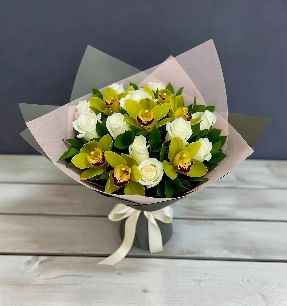 Букет цветов из: Орхидеи и Розы в Сандово