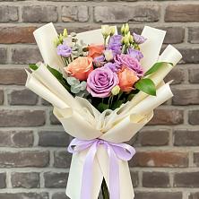 Букет цветов из:  Лизиантусы и Розы в Сандово