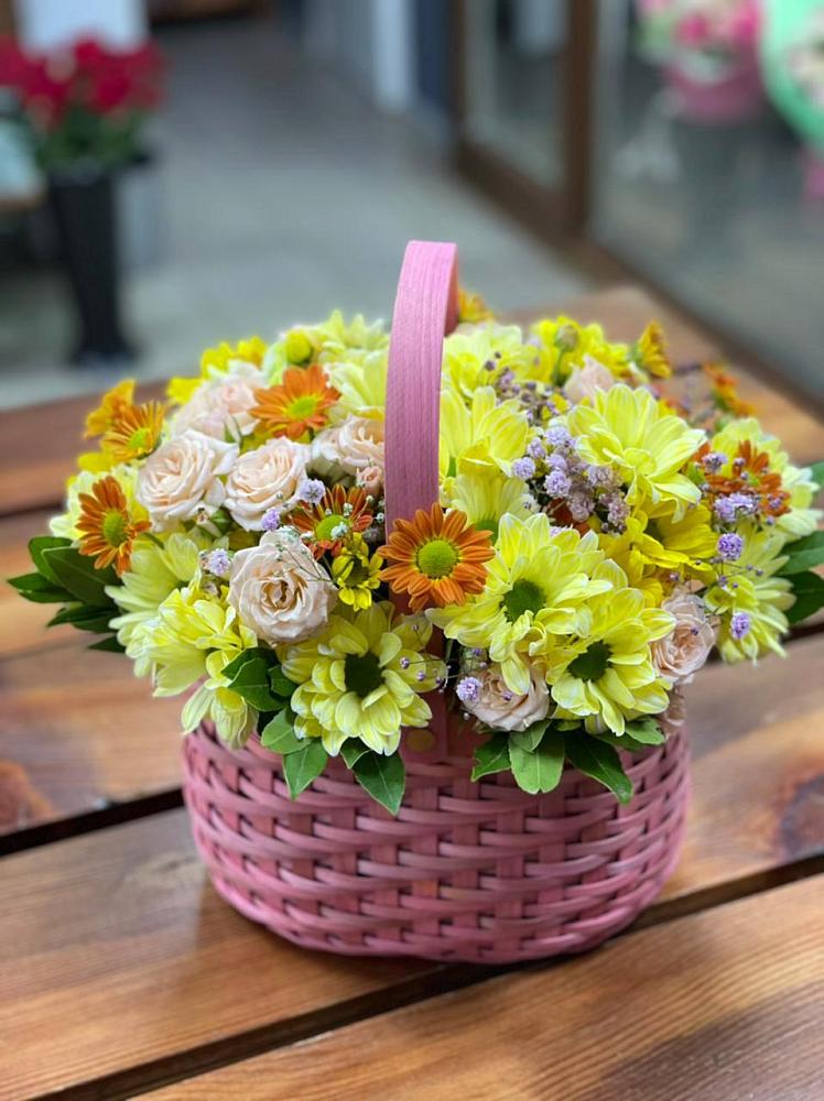 Цветочная композиция из Хризантемы и Розы в корзине в Сандово