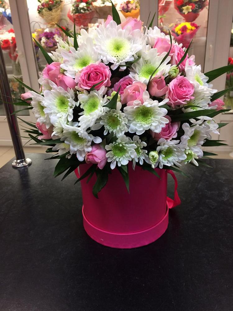 Цветочная композиция из Розы и Хризантемы в шляпной коробке в Сандово