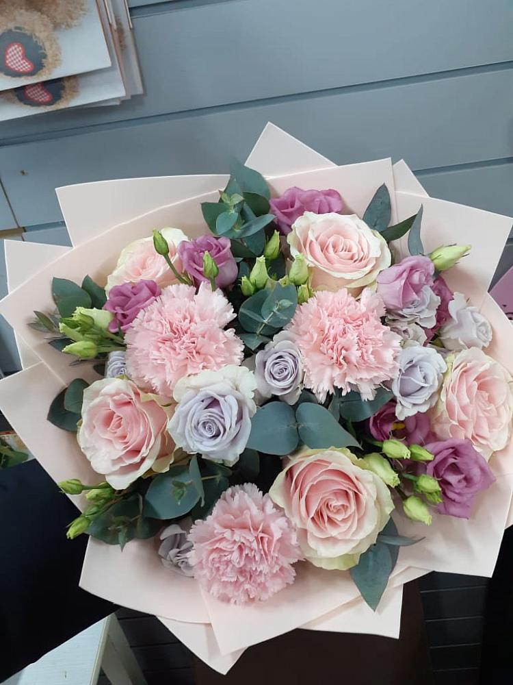 Букет цветов из: Розы, Гвоздики и Лизиантусы в Сандово