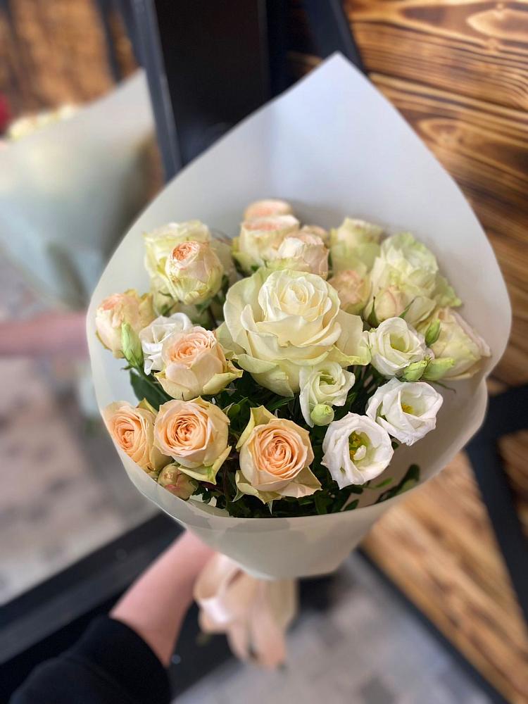 Букет цветов из: Розы и Лизиантусы в Сандово